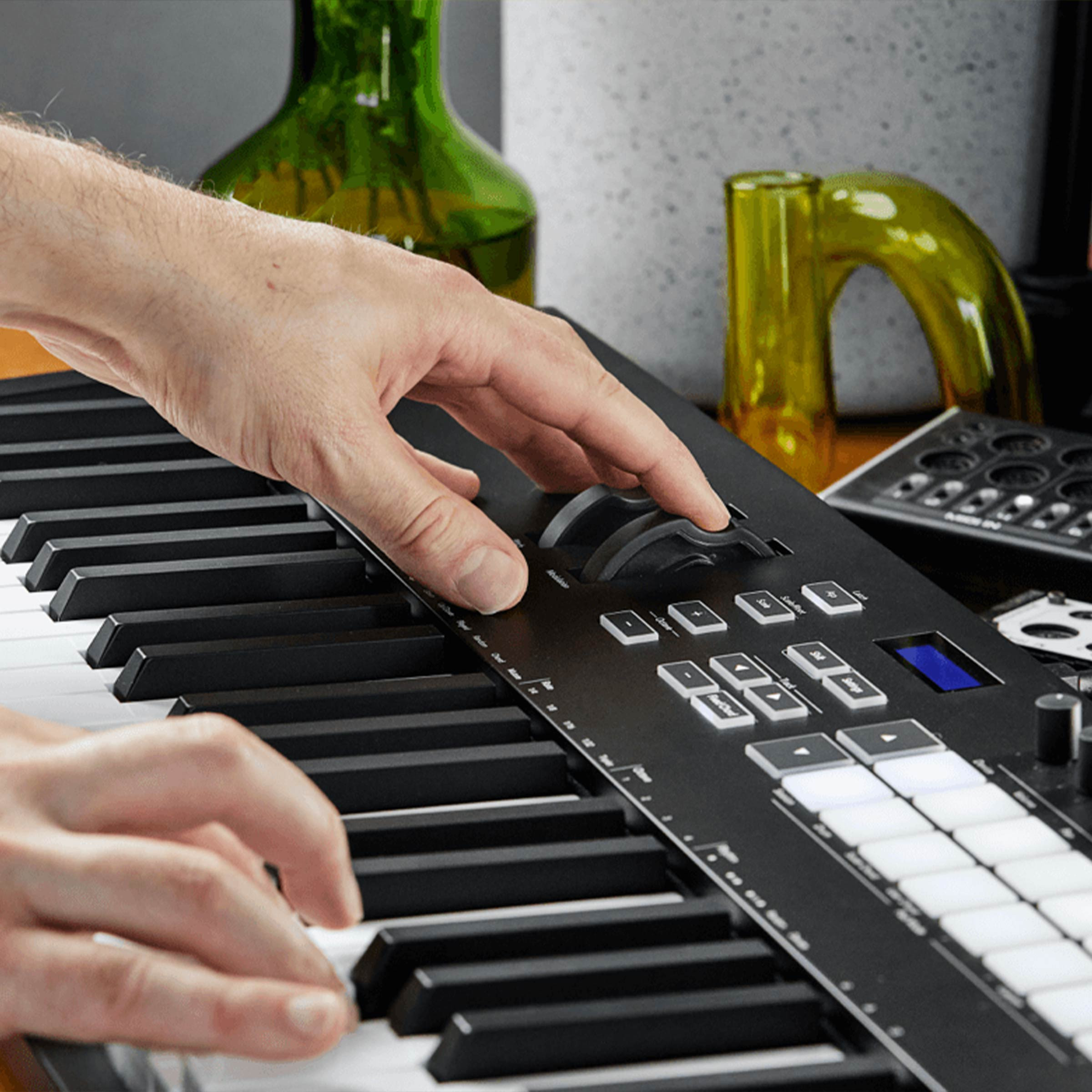 Novation Launchkey 88 MK3 - Tastiera MIDI 88 Tasti Semipesati, Per Produzione Musicale - Foto 9